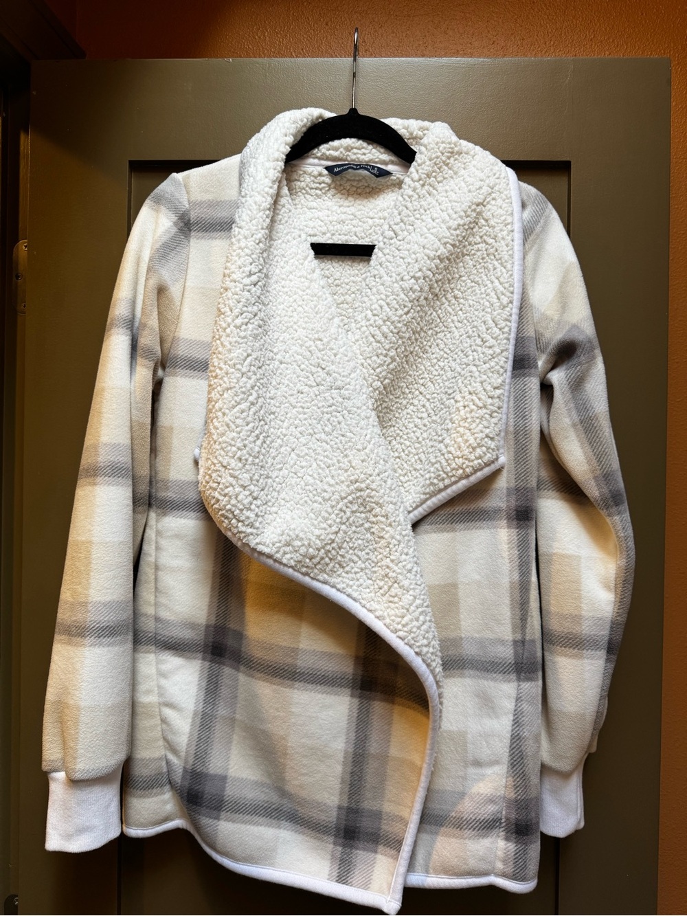 Abercrombie & Fitch plaid sherpa wrap soft white sherpa interior small